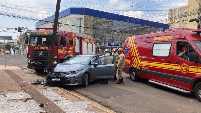 M&eacute;dico perde controle e bate carro em poste na Cal&oacute;geras 