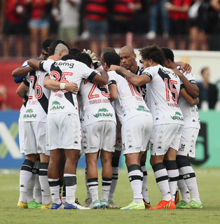 Jogadores do Vasco comemorando em campo. (Foto: Daniel Ramalho/ReproduçãoTwitter)