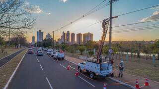 Eletricistas realizando manutenção nos altos da Avenida Afonso Pena. (Foto: Energisa)