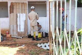Homem &eacute; socorrido ap&oacute;s telhado ceder durante poda de &aacute;rvore