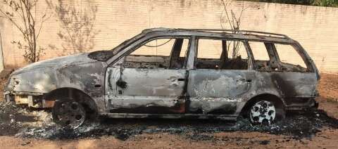 Sem bateria, carro pega fogo e homem acredita que incêndio foi criminoso