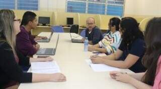 Professor e alunos durante estudos. (Foto: Divulgação)