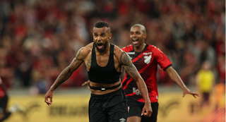 Jogadores do Athético comemorando a vitória desta noite. (Foto: José Tramontin/athletico.com.br)