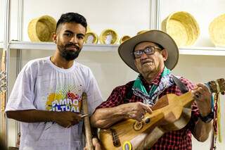 Bruno Ferreira dos Santos aprende tradição com o avô, Sebastião de Souza Brandão. (Foto: Aletheya Alves)