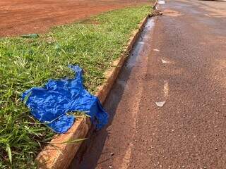 Camiseta usada por ciclista atropelado na Gunter Hans ficou no local (Foto: Mariely Barros)