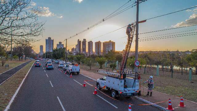 Concession&aacute;ria deve formar 76 eletricistas e mulheres tem cada vez mais espa&ccedil;o