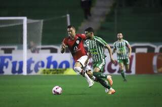 Disputa de bola durante a partida desta noite. (Foto: Fernando Alves/E.C.Juventude)