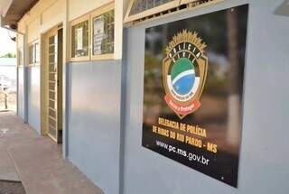 Fachada da Delegacia de Ribas do Rio Pardo, onde o caso foi registrado. (Foto: Divulgação)