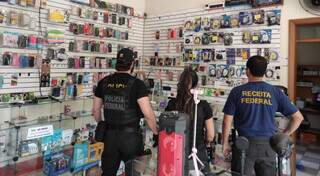 Servidores da Receita e da Polícia Federal em uma das cinco lojas visitadas. (Foto: Divulgação)
