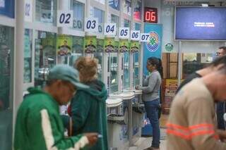 Clientes sendo atendidos em lotérica da Capital. (Foto: Marcos Maluf)