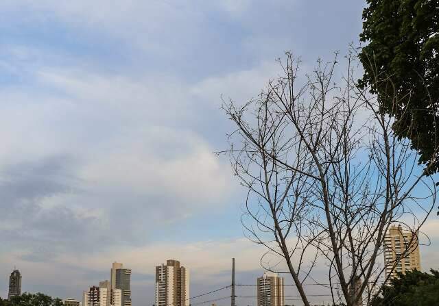 Sol aparece entre nuvens e pode chover em áreas isoladas de MS