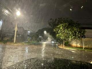 Chuva na Rua José de Freitas Guimarães, na Vila Antonio Vendas. (Foto: Direto das Ruas) 
