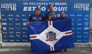 Segurando a bandeira de Três Lagoas, Vitória da Silva Barreto levou medalha de ouro na competição. (Foto: Reprodução)