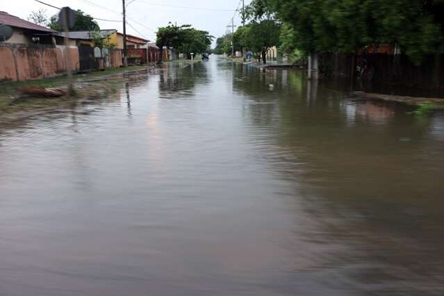 Em apenas 20 minutos, cidade fica alagada e alerta &eacute; de temporal