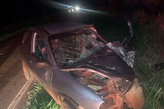 Chevrolet Corsa ficou com a frente destruída após colisão com moto (Foto: Divulgação/PMR)