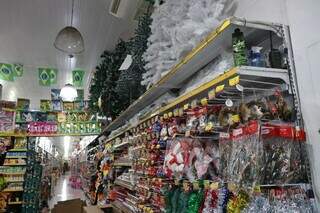 Adornos natalinos na loja da área central. (Foto: Paulo Francis)