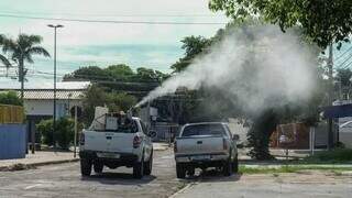 Veículo da Coordenadoria de Controle de Endemias Vetoriais borrifando fumacê. (Foto: Prefeitura de Campo Grande)