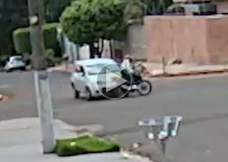 Motorista invade preferencial, arremessa motociclista e foge