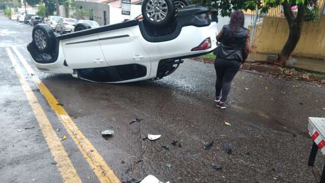 Picape capota ap&oacute;s colis&atilde;o com Civic em cruzamento