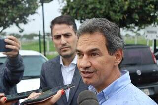 Marquinhos, ao lado do primo advogado José Belga Trad, durante entrevista em frente à delegacia (Foto: Paulo Francis)