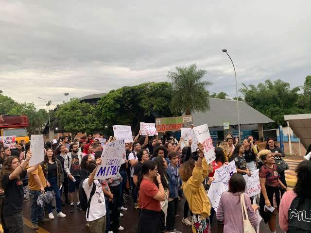&quot;Abandonada&quot;; estudantes protestam contra sucateamento da UFMS 