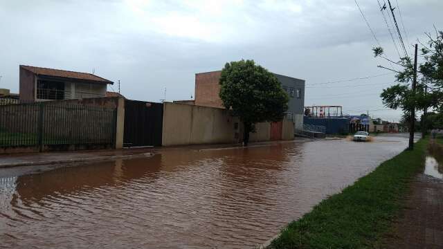 Em dia de chuva, desafio &eacute; ter cal&ccedil;ada limpa e pular rua alagada
