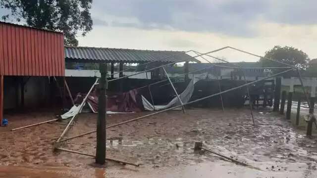 Mais de 44 casas ficaram destelhadas após chuva com ventos de 70 km/h 