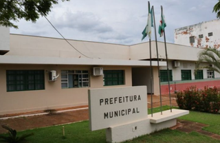 Fachada da Prefeitura Municipal de Deodápolis, município com pouco mais de 13 mil habitantes 