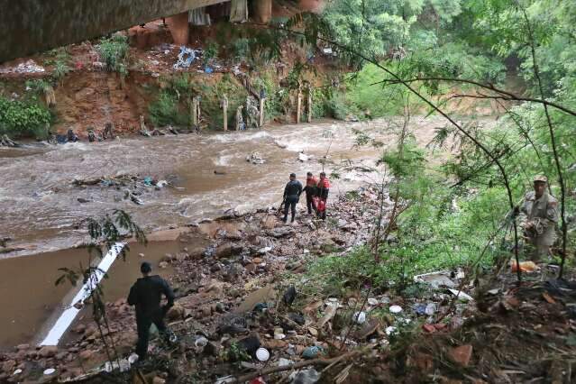 Corpo de mulher &eacute; encontrado debaixo do pontilh&atilde;o do Rio Anhandu&iacute; 