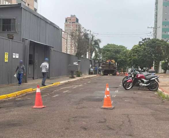 Caminh&atilde;o fecha rua para descarga e revolta moradores