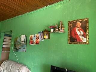 Dentro de casa, um santuário, inclusive, com os papas. (Foto: Ângela Kempfer)