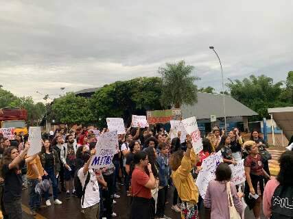 "Abandonada"; estudantes protestam contra sucateamento da UFMS 