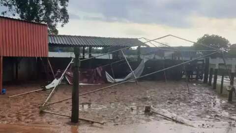 Mais de 44 casas ficaram destelhadas após chuva com ventos de 70 km/h 