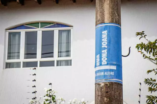 Adesivo com nome Rua Dona Joana, no bairro Jardim Bela Vista. (Foto: Henrique Kawaminami)