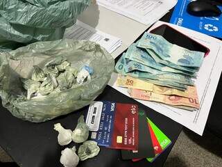Drogas, dinheiro e cartões também foram apreendidos durante operação (Foto: Divulgação)