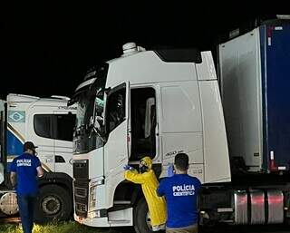 Perícia fazendo levantamentos no local. (Foto: Nova News)