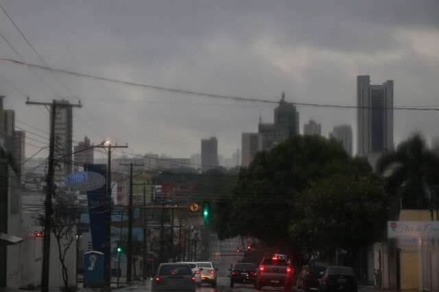 Dia amanhece com chuva e previsão é de mais pancadas