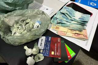 Drogas, dinheiro e cartões foram apreendidos em operação (Foto: Divulgação)