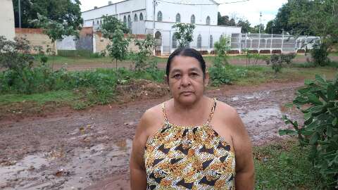 "Quem quer morar aqui?": dona de casa sofre com rua sem asfalto e cheia de lama
