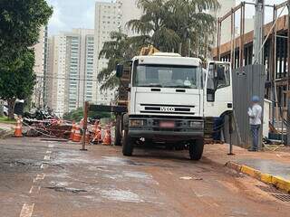 Caminhão fecha rua para descarga e revolta moradores Caminhão fecha rua para descarga e revolta moradores