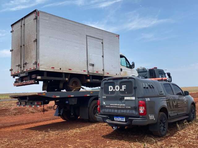 Receptador &eacute; preso a caminho da fronteira com caminh&atilde;o furtado na Capital 