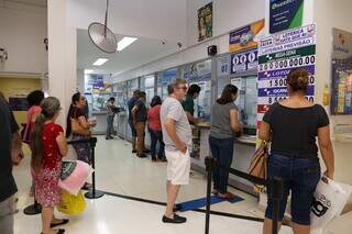 Fila de apostadores em lotérica da Capital. (Foto: Kísie Ainoã)