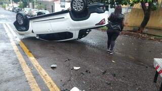 Picape capota ap&oacute;s colis&atilde;o com Civic em cruzamento