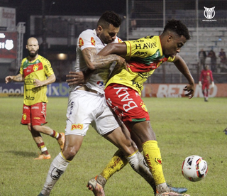 Disputa de bola durante a partida desta noite (18). (Foto: @ocancheiro | BFC)