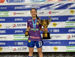 Kamila Lobo com o troféu de vice-campeão da Taça Brasil e com o prêmio de artilheira da competição (Foto: Divulgação)