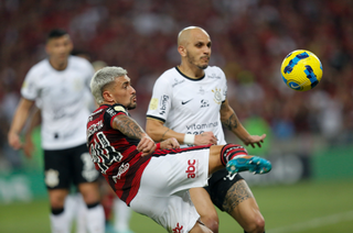 Disputa de bola durante a partida desta noite (19). (Foto: FlamengoFC/Divulgação)