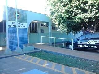 Viatura em frente à Delegacia de Polícia Civil de Sidrolândia, onde caso foi registrado. (Foto: Sidrolândia News)