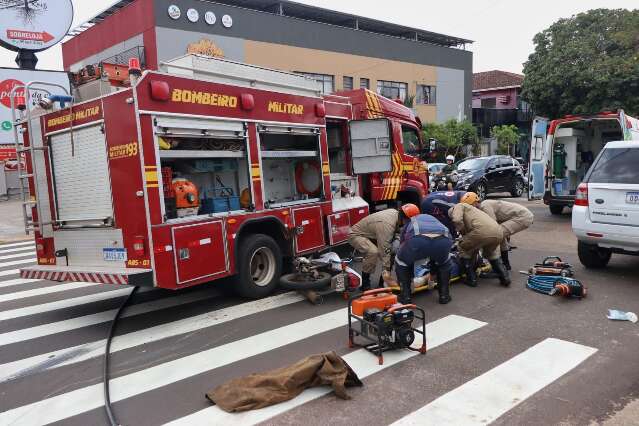 Motoentregador &eacute; atropelado pelo caminh&atilde;o dos Bombeiros