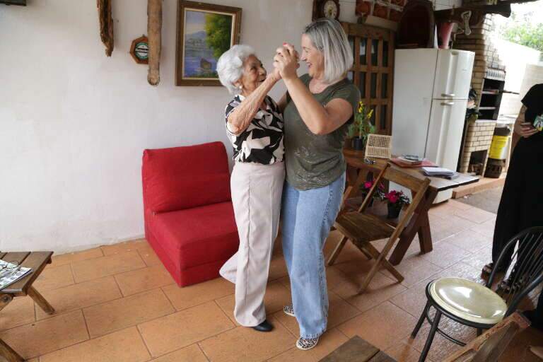 Em casa, professora aposentada dança com Marli. (Foto: Kísie Ainoã)