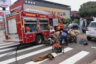 Corpo de Bombeiros atende motoentregador após colidir com caminhão da equipe (Foto: Paulo Francis)